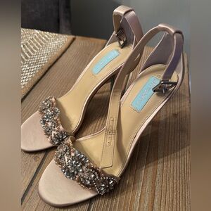 Gold champagne Betsey Johnson heels
NEVER WORN